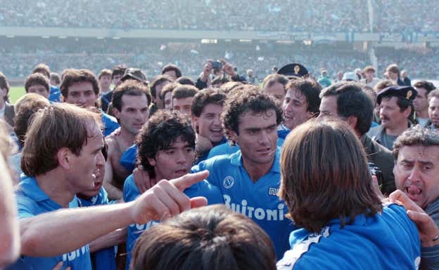 Maradona, después de ganar el Scudetto en 1987.  GETTY