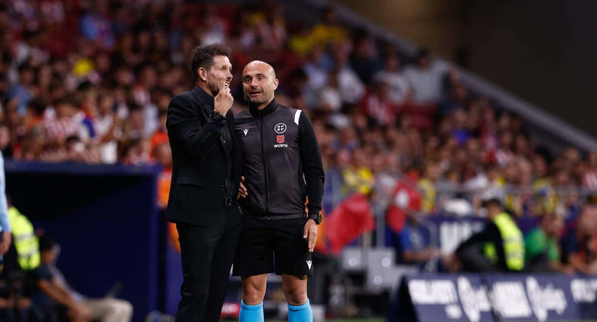 Diego Pablo Simeone protesta una jugada al cuarto árbitros del partido ante el Cádiz (5-1). /EFE