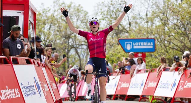 Demi Vollering decanta La Vuelta Femenina en Riaza