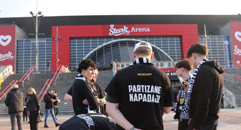 Aficionados del Partizan antes del cuarto partido ante el Real Madrid.
