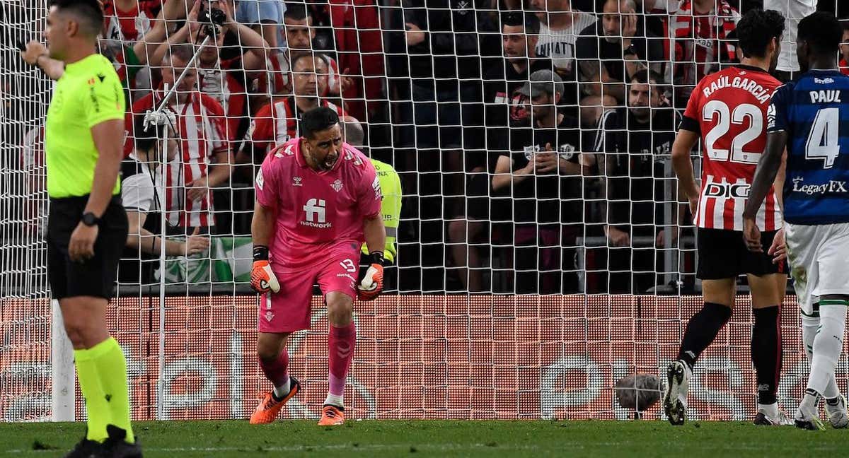 Claudio Bravo grita a sus compañeros en un momento del partido.