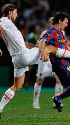 Chygrynskiy, junto a Messi durante la final de la Supercopa de Europa de 2009.  AGENCIAS