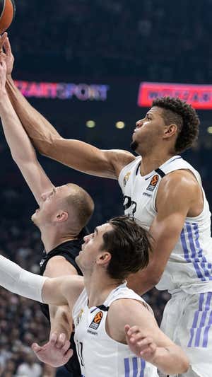 Hezonja y Tavares defienden una acción.  GETTY IMAGES