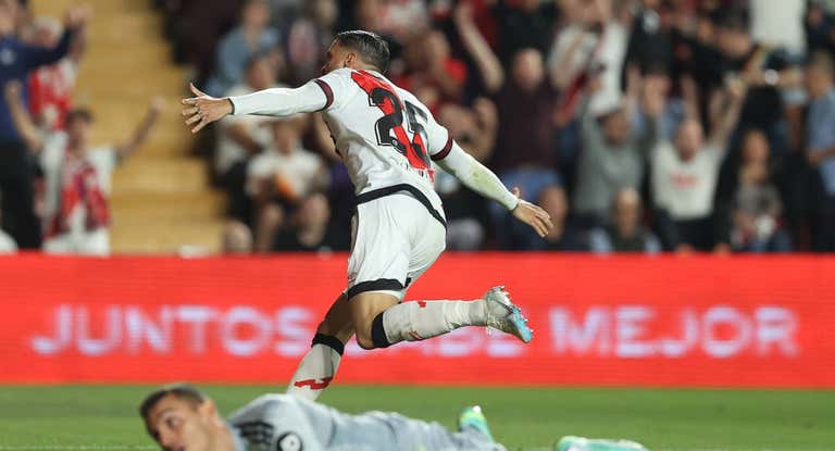 Raúl De Tomás celebrando el gol ante el Valladolid.