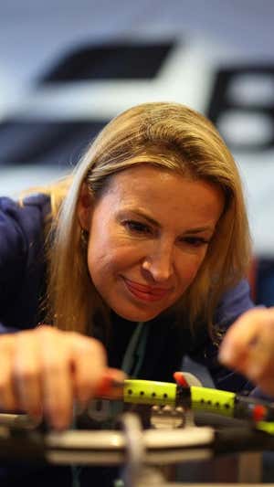 Virginia preparando una raqueta de Carlos Alcaraz. BABOLAT