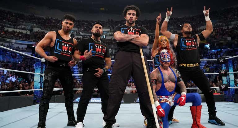 Bad Bunny junto al resto de LWO, en SmackDown.