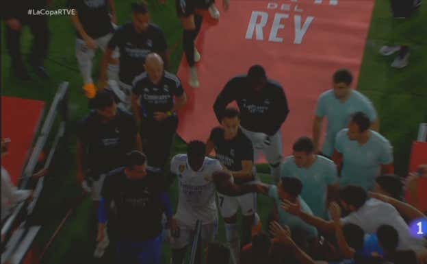 Entrada al vestuario de los jugadores al descanso.  La 1