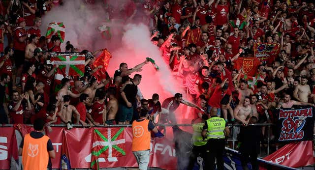 Susto en la afición de Osasuna tras desplomarse una valla en el gol de Torró