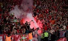 Susto en la afición de Osasuna tras desplomarse una valla en el gol de Torró