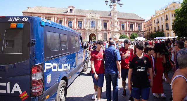 Cargas policiales en Sevilla antes de la final de Copa del Rey
