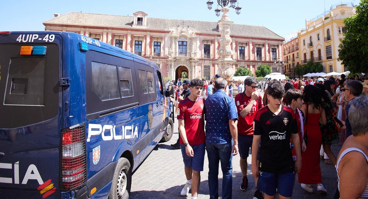 Policía en una plaza de Sevilla antes de la final de Copa.