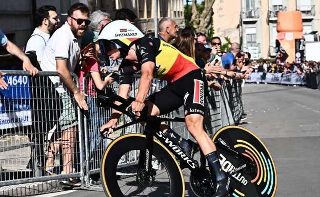 Remco Evenepoel, en el recorrido de la etapa inaugural del Giro.  EFE
