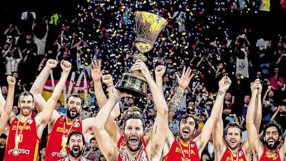 Rudy Fernández levanta el trofeo de campeón del mundo conquistado en 2019./Efe
