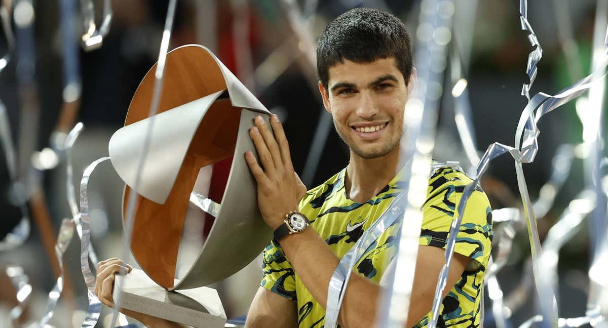 Carlos Alcaraz, con el título de campeón en Madrid. /EFE/Chema Moya