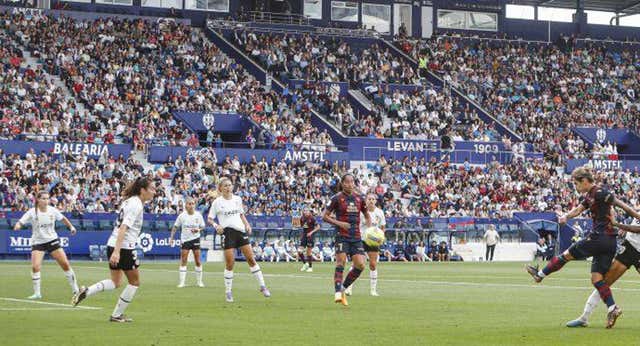 Enith Salón deja a medias la fiesta de Champions del Levante