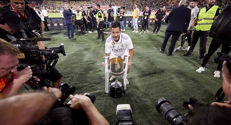 Hazard, posando con el título de Copa.