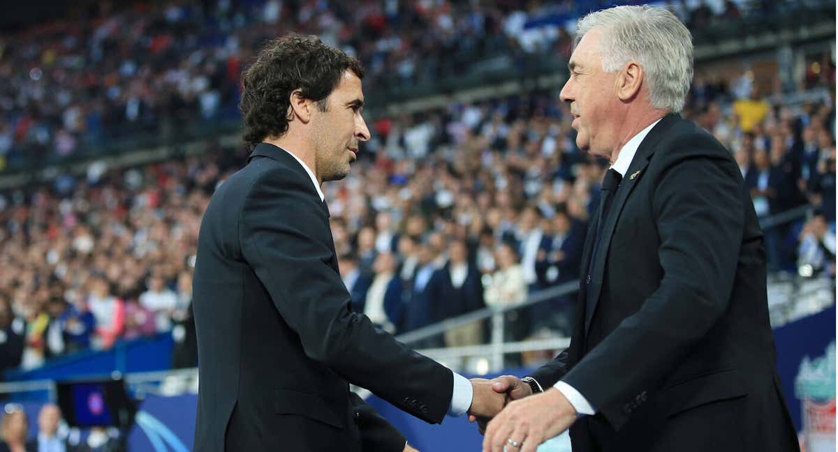 Raúl y Ancelotti se saludan en el Bernabéu./GETTY