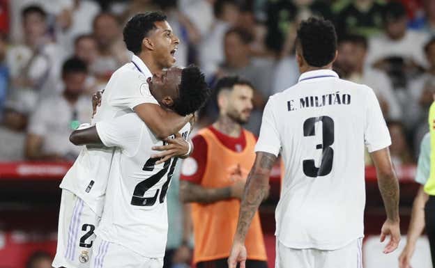Vinicius abraza a Rodrygo tras el 1-0.  EFE