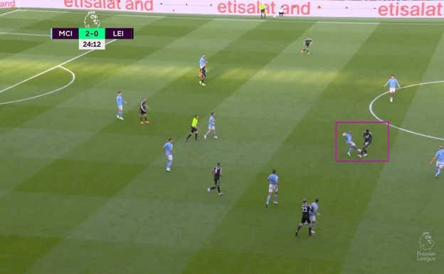 Situación de balón dividido en el centro del campo que se llebva Kevin de Bruyne.