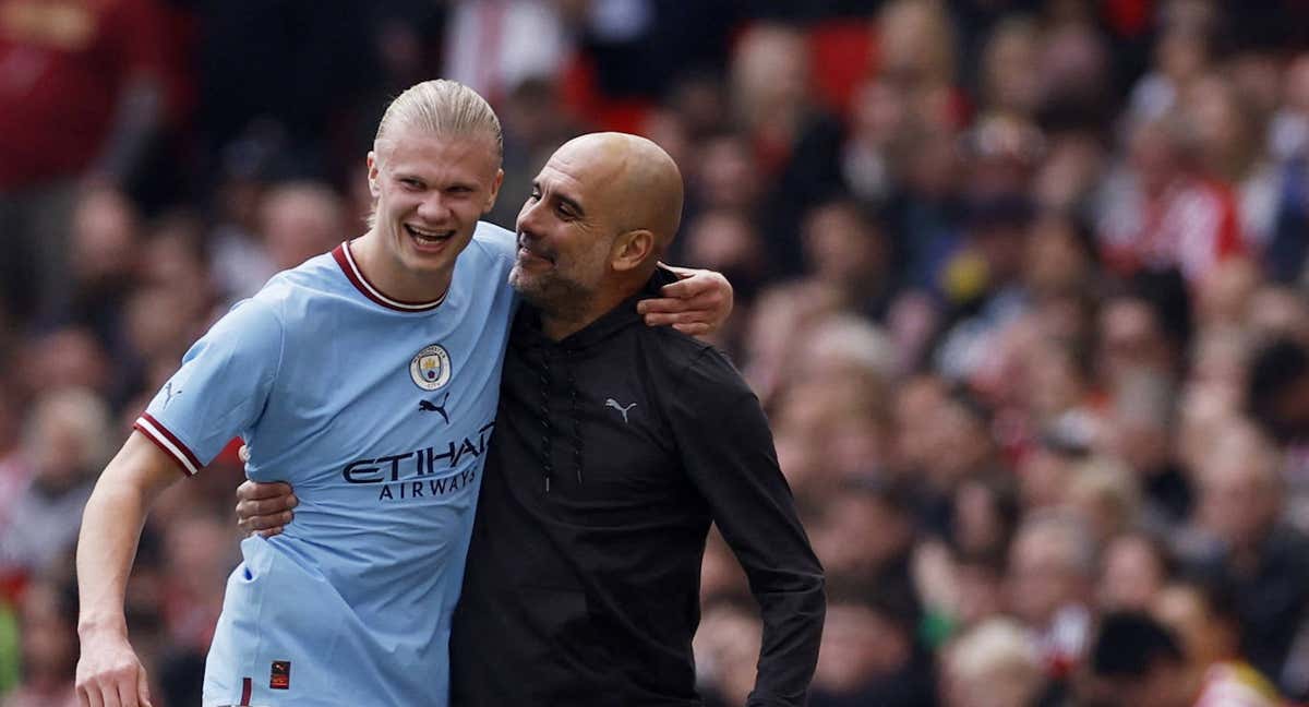 Haaland y Guardiola sonriendo durante un partido. /Reuters