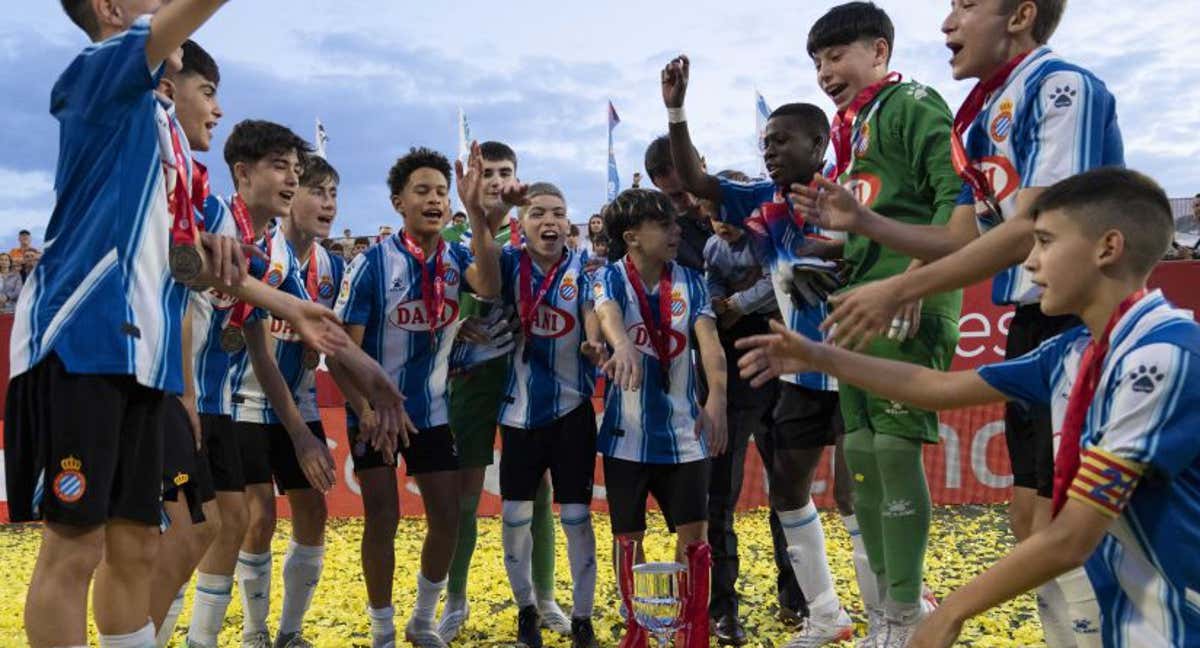 El Espanyol celebra la última LaLiga Promises.