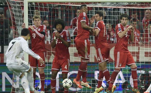 Cristiano Ronaldo marcó en el Allianz Arena por debajo de la barrera (2014).  ARCHIVO ABC