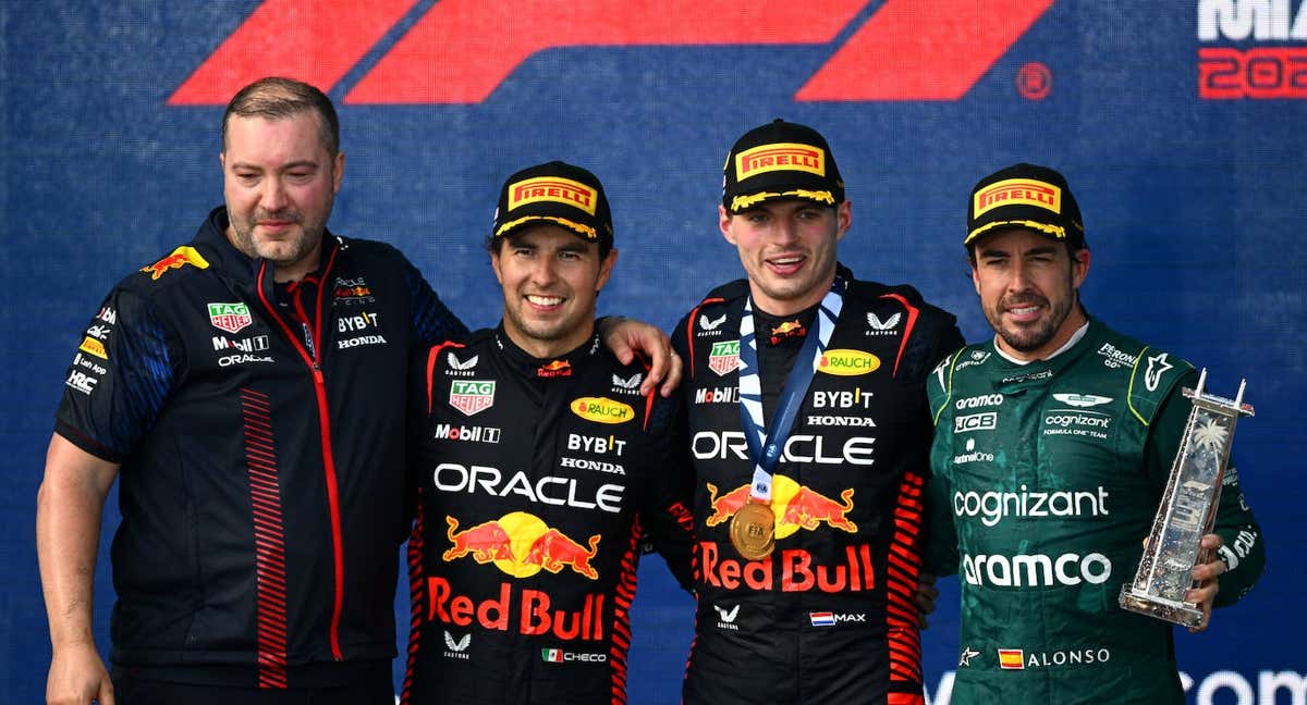 Pérez y Verstappen, junto a Alonso, ayer en el podio. /AFP