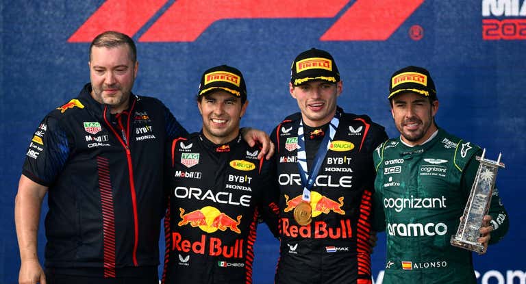 Pérez y Verstappen, junto a Alonso, ayer en el podio.