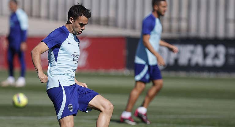 Sergio Reguilón, en un entrenamiento del equipo rojiblanco.
