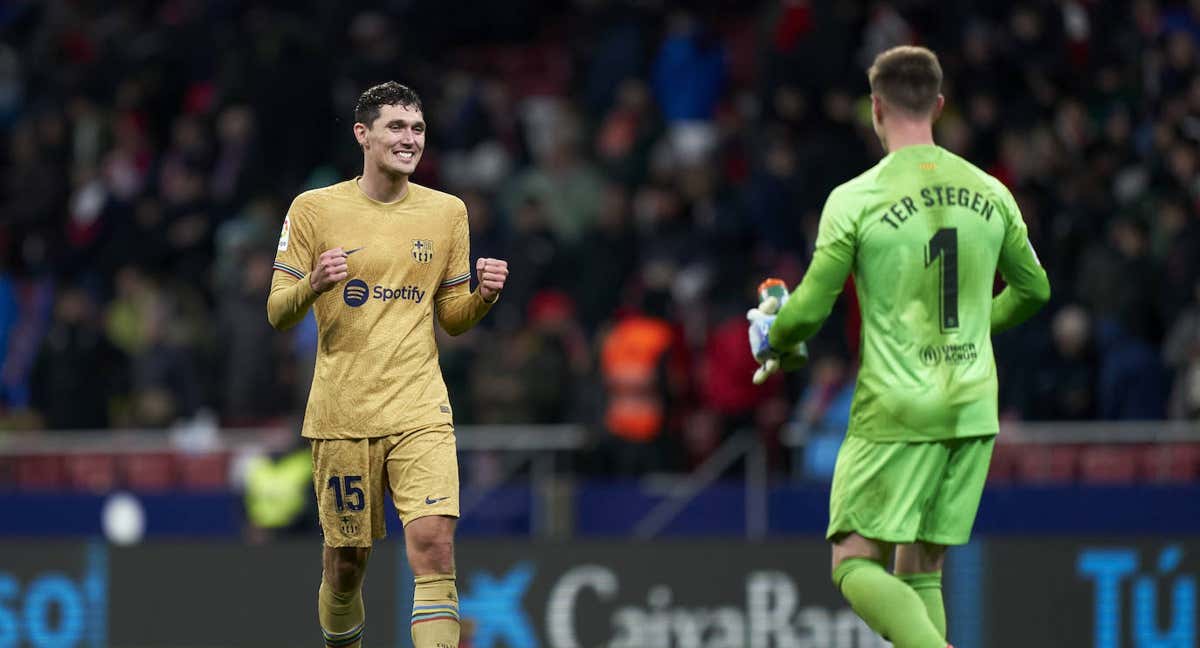 Ter Stegen y Christensen celebrando la victoria en el Wanda. /AFP
