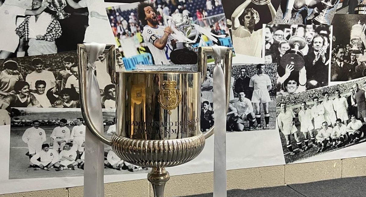 Imagen de la Copa del Rey, junto al mural de fotos del Real Madrid.