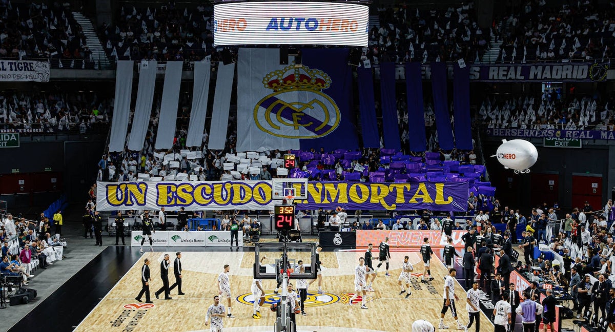 Tifo y mosaico en el WiZink para el primer partido de la eliminatoria entre Real Madrid y Partizan.