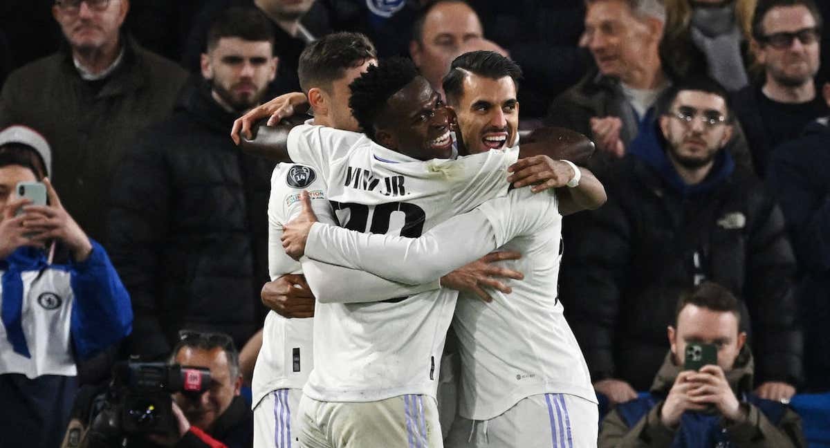 Los jugadores del Real Madrid celebran un gol contra el Chelsea en cuartos de final de la Champions actual./REUTERS/DYLAN MARTÍNEZ