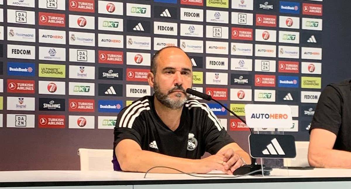 Chus Mateo, durante la rueda de prensa previa al quinto partido ante el Partizan. /RELEVO/NOELIA GÓMEZ MIRA