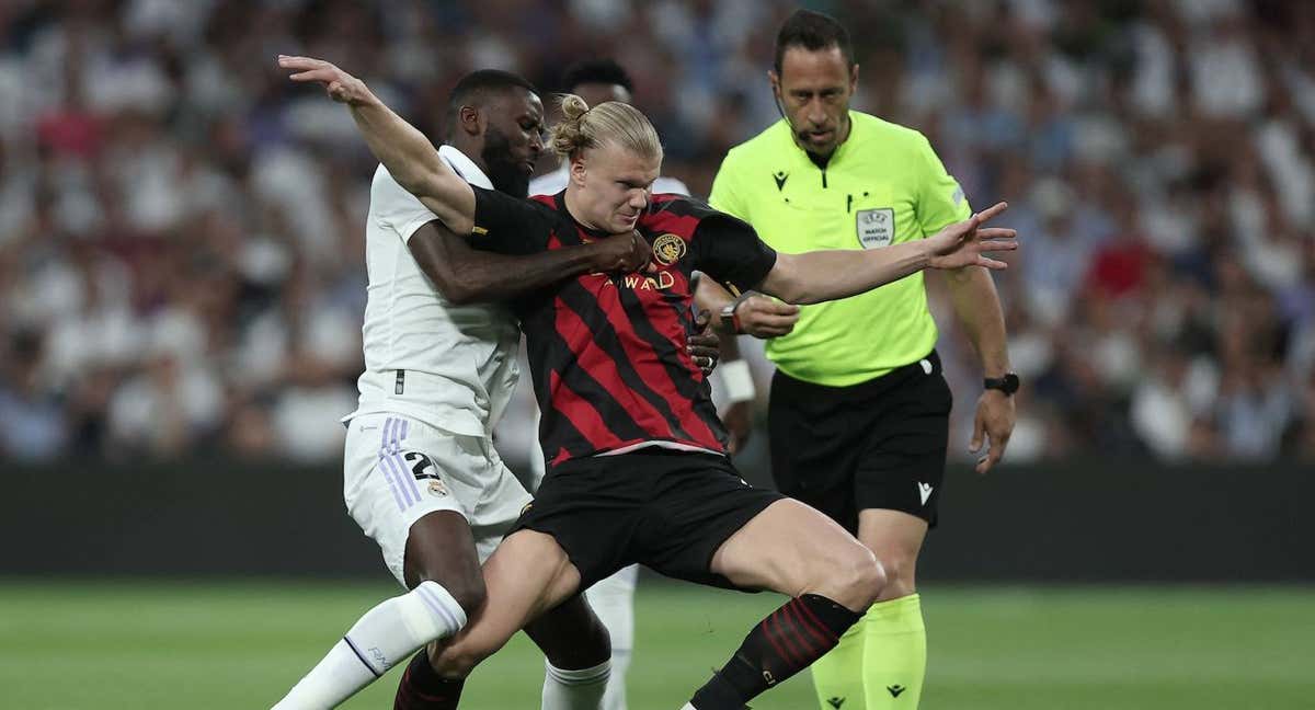 Erling Haaland, con la camiseta rojinegra./AFP