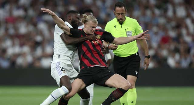 La historia detrás de la camiseta roja y negra del Manchester City contra el Real Madrid