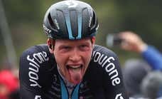 Leknessund se enfunda la maglia rosa en el Giro