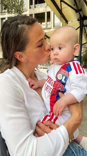 Sara con su hijo.  SARA BJÖRK
