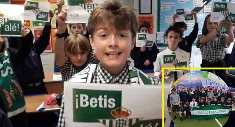 Los alumnos de la escuela ensayando el himno del Betis.