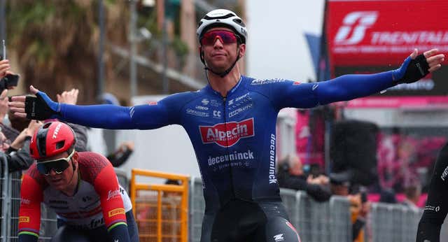 El australiano Groves gana al sprint en una etapa accidentada en el Giro de Italia