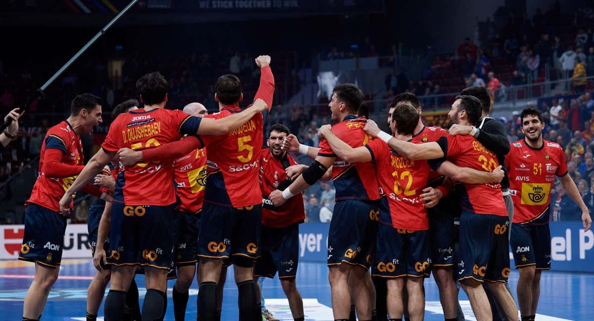 Los Hispanos celebran el bronce mundialista tras el triunfo ante Suecia./EFE