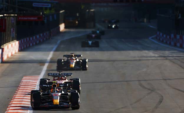 Sergio Pérez, Charles Leclerc y Max Verstappen, en la Sprint del GP de Azerbaiyán 2023.  Red Bull Content Pool