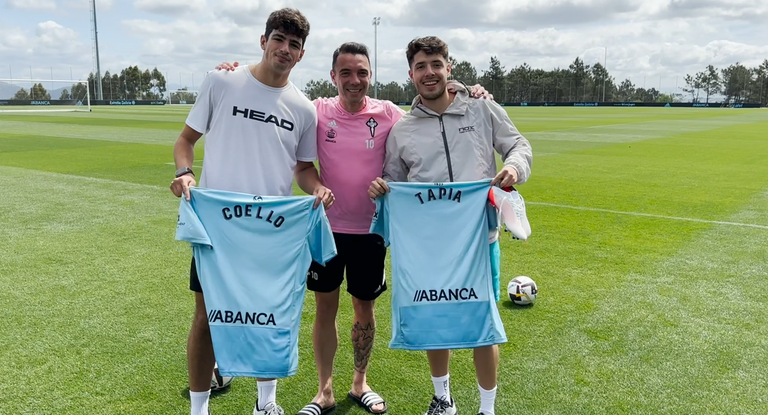 Tapia, Coello y Aspas posando para la foto.