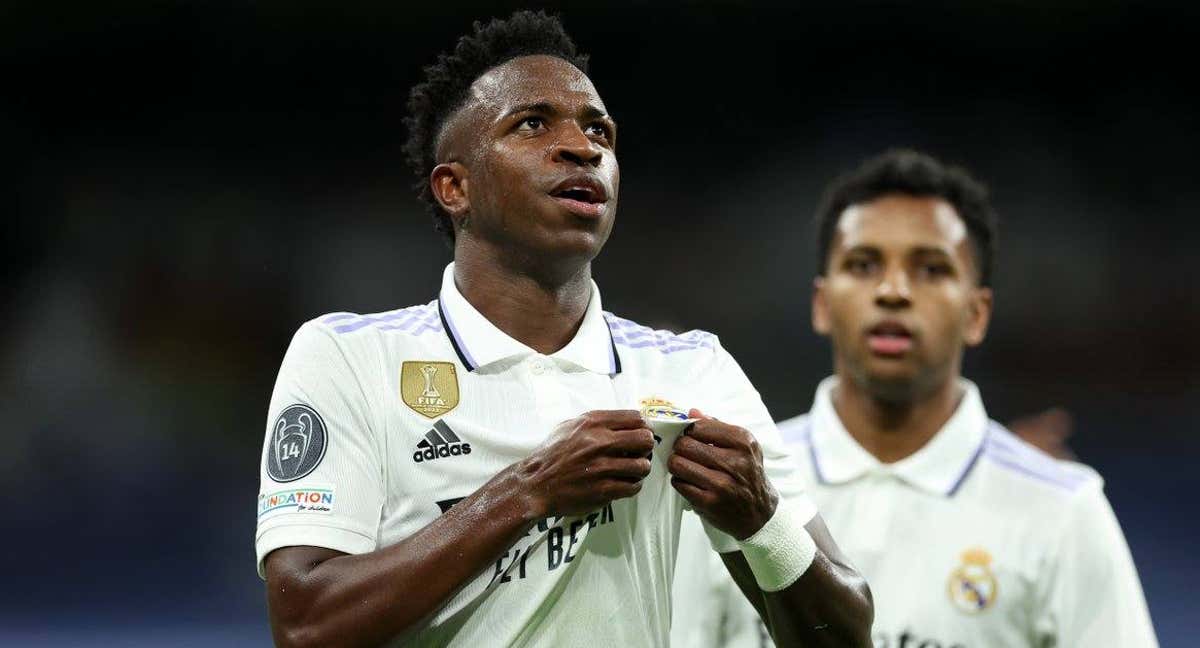 Vinicius se señala el escudo tras su gol al City. /AGENCIAS