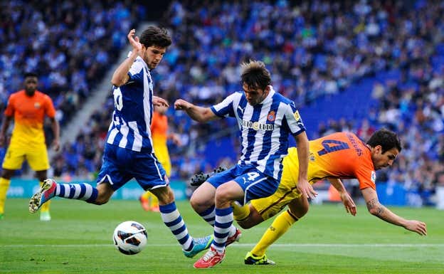 Javi López y Víctor Sánchez roban un balón a Cesc Fàbregas.  AGENCIAS
