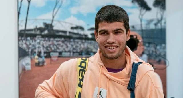 Un saludo de campeones, una pasarela para «evitar gente» y aplausos: Alcaraz ya está en Roma