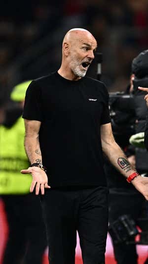 Pioli protesta al árbitro Gil Manzano.  AFP