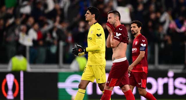 El Sevilla sufre un ‘Gattillazo’ en el minuto 97
