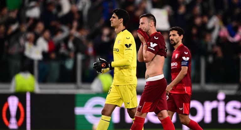 Rakitic y Bono, tras el pitido final del empate del Sevilla ante la Juve.