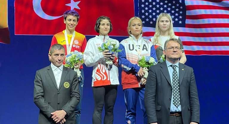 Desirée Rovira (primera por la izquierda), en el podio con su medalla de plata.